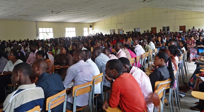 Umuryango w'abakozi n'abanyeshuri muri INILAK, bari mu biganiro kuri "Ndi Umunyarwanda."