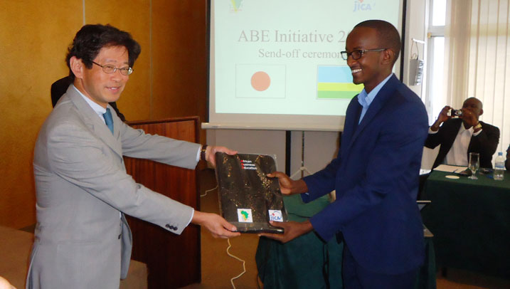 Umwe muri 14 bazajya kwihugura mu Buyapani kuva mu mpera z'uku kwezi, Giovani Ntabgoba.