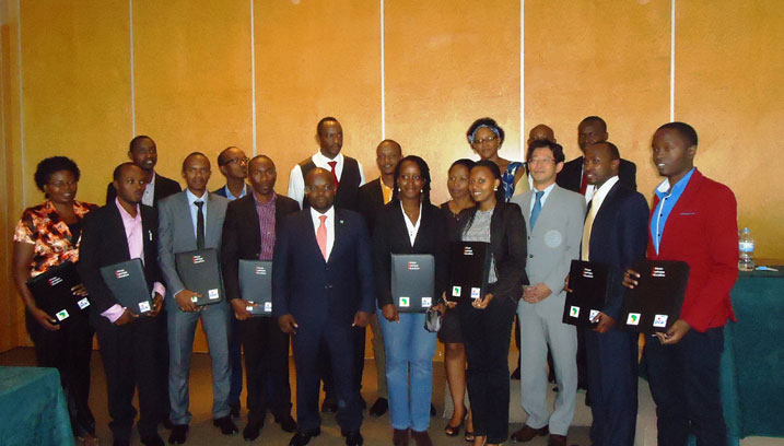 Ifoto y'urwibutso irimo abagiye kwiga mu Buyapani, ba Ministiri na Ambasaderi w'u Buyapani mu Rwanda.