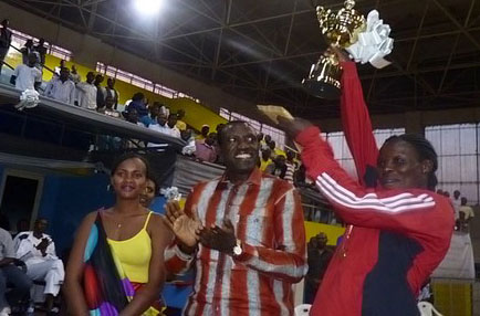 Pipeline yashyikirijwe igikombe na Perezida wa Senat Jean Damascene Ntawukuriryayo.