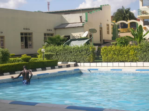 Piscine yo kuri hoteli Dayenu.
