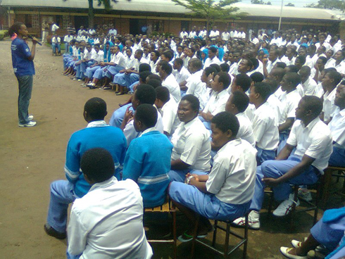 Abakobwa biga mu mashuri atandukanye mu karere ka Rubavu bitabiriye ubukangurambaga bwo kwita ku burezi bw'umwana w'umukobwa.