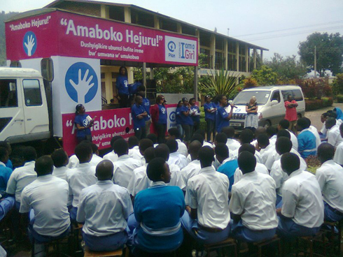 Plan-Rwanda mu gikorwa cyo gushishikariza abantu kwita ku burezi bw