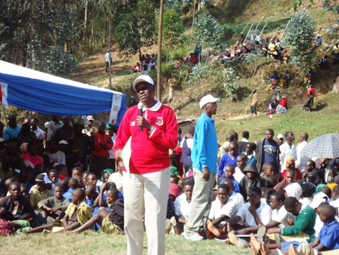 Polisi Denis yatangarije abaturage ko FPR izakomeza gufasha abaturage no gufatanya nabo kucyabateza imbere.