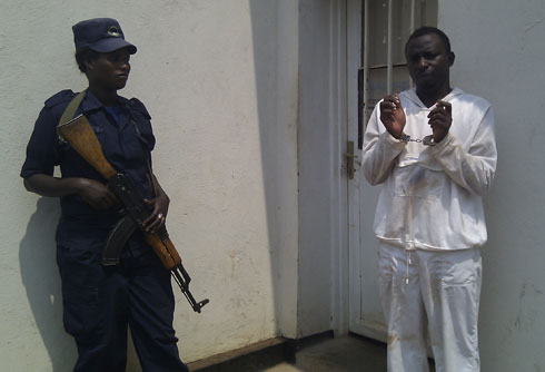 Polisi imukurikiranyeho gushaka gutwika Paul Gitwaza, we ariko arabihakana.