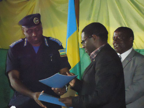 Umuyobozi wa Polisi y'igihugu ahererekanya amasezerano n'umuyobozi w'akarere ka Gakenke.