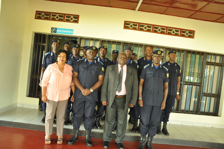 Abayobozi muri Polisi y'u Rwanda mu ifoto y'urwibutse n'Umuyobozi wa Polisi y'igihugu cya Seychelles hamwe n'intumwa zari zimuherekeje.