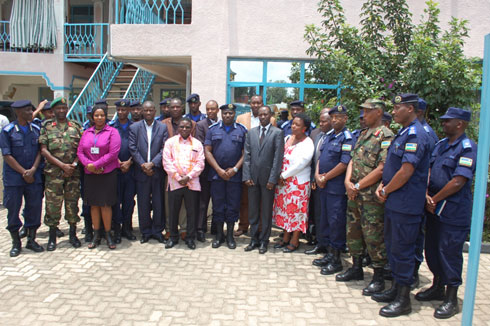 Abayobozi b'uturere two mu Ntara y'Amajyepfo hamwe n'abayobozi muri Polisi bafata ifoto y'urwibutso.