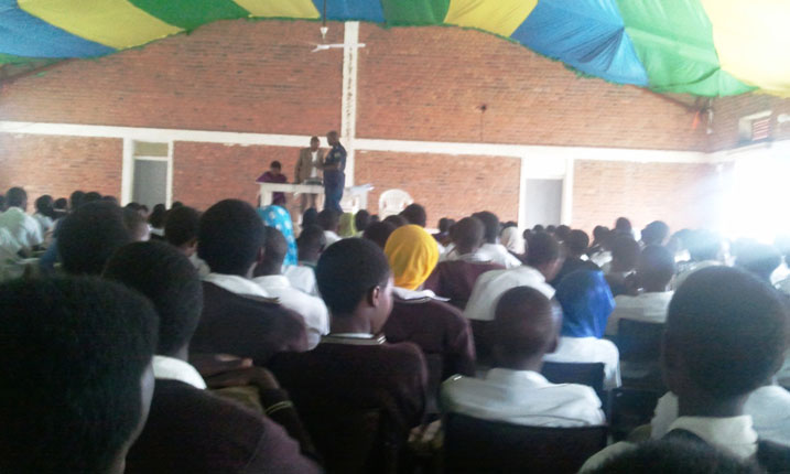 Polisi y'igihugu mu karere ka Rubavu iganira n'abanyeshuri bagiye kujya mu kiruhuko.