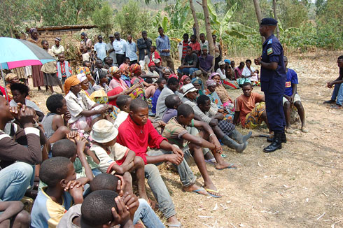 Polisi yakoranye inama n'abaturage ibahamagarira gukomeza gukorana nayo mu kurwanya ibyaha bitandukanye.