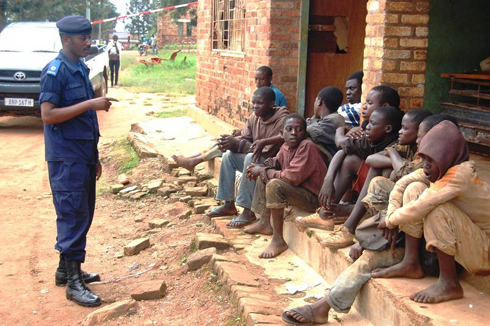 Umuyobozi wa Polisi mu karere ka Gisagara agira abana inama yo kureka ibiyobyabwenge.