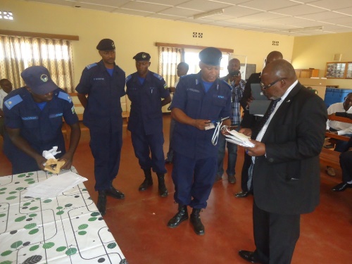 Polisi y'u Rwanda iri gushyikiriza Abacongomani ibyabaguye mu mpanuka.