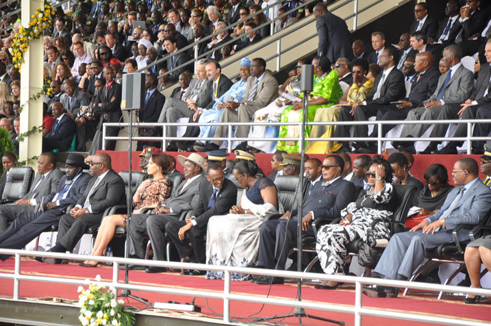 Perezida Kagame n'umufasha we bakikijwe n'abandi bayobozi bitabiriye umuhango wo kwibuka ku nshuro ya 20 Jenoside yakorewe Abatutsi.