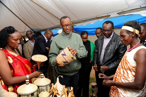 Uduseke natwo turi mu bikorwa bakora bagamije kwikura mu bukene, nk'uko batumurikiye Umukuru w'igihugu.
