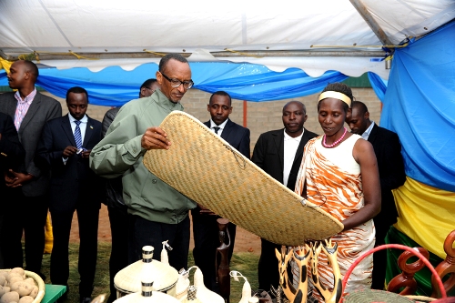 Abagore bo muri Nyamagabe kandi banagaragaje ko bashoboye ubukorikori, nko kuboha imitako itandukanye.