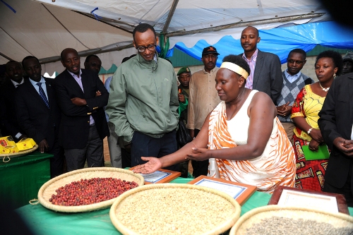 Perezida Kagame yamurikiwe bimwe mu bikorwa, byakozwe n'abagore bo muri ako karere mu rwego rwo kwiteza imbere. Aha yerekwaga umusaruro ukomoka ku Ikawa.