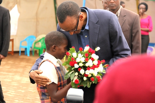 Muri uru ruzinduko, Umukuru w'igihugu yanagendereye ikigo cy'amashuri abanza gifatwa nk'ikitegererezo.