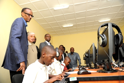 Iri shuri ryigwaho n'abanyeshuri bo mu mashuri abanza, ribigisha ikoranabuhanga bakiri bato.