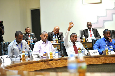 Gratien Hakorimana ukorera televiziyo y'u Rwanda abaza ikibazo.