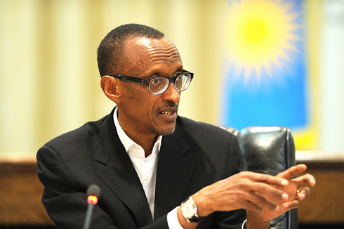 Perezida Kagame aravuga ko haba ubwo umutoza akenera guhindurira abakinnyi imyanya mu kibuga.