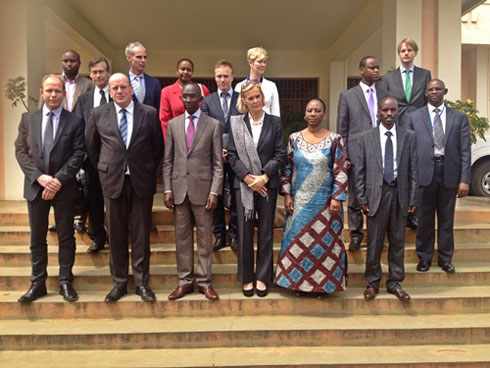 Prof. Rugege n'abandi bayobozi mu rukiko rw'ikirenga bafata ifoto y'urwibutso n'itsinda ryaturutse mu Buholandi.