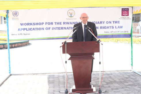 Prof Dr Nick Johson umuyobozi w'ishuli rya ILPD I Nyanza atanga ikaze ku bacamanza baje kuhigira.