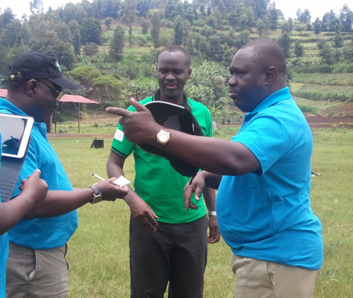 Umuvunyi muri Senegal, Prof Serigne Diop (iburyo) hamwe na Minisitiri w'umutungo kamere mu Rwanda, Stanislas Kamanzi, nyuma y'umuganda mu karere ka Rubavu.