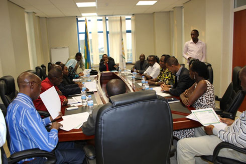 Prof Shyaka, umuyobozi wa RGB mu muhango wo gushyikiriza certificat ku mashyaka 11 yemewe gukorera mu Rwanda.