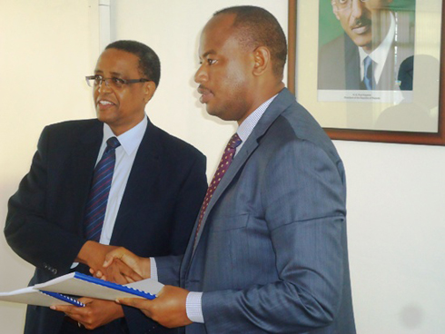 Minisitiri mushya Prof Silas Lwakabamba (ibumoso) yakirwa na minisitiri Nsengiyumva (iburyo) ucyuye igihe muri Mininfra.