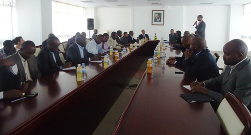 Aha minisitiri Prof Lwakabamba yahuraga n'abakozi asanze muri minisiteri y'Ibikorwaremezo.