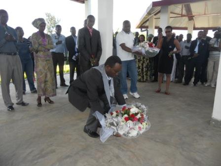 Umunyamabanga Uhoraho wa MINICOM ashyira indabo ku Rwibutso.