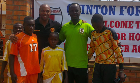 Quinton Fortune Ari kumwe n'umuyobozi ndetse n'abana ba Play for Hope.