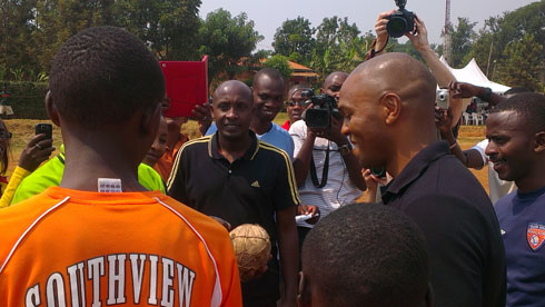 Quinton Fortune Bamuhaye impano y'umupira wa karere.