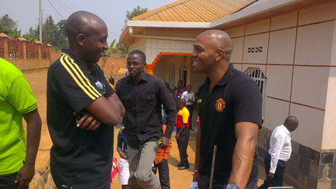 Quinton Fortune aganira n'Umuyobzi wa FERWAFA Ntagungira Celestin.