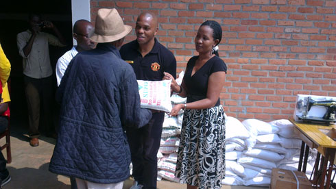 Quinton Fortune ari kumwe n'umuyobozi wa DHL batanga inkunga y'ibiribwa.