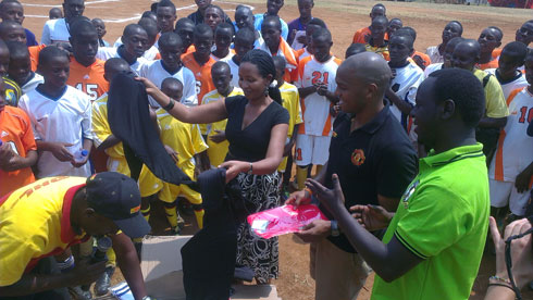 Quinton Fortune n'umuyobozi wa DHL batanga impano z'ibikoresho n'imyenda yo gukinana.