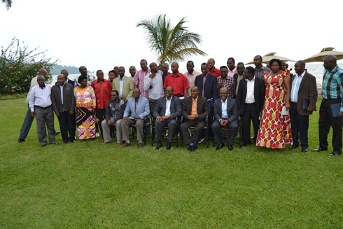 Abagize ishyirahamwe ry'uturere n'umujyi wa Kigali (RALGA) bafata ifoto y'urwibutso nyuma y'umwiherero bagiriye mu karere ka Rubavu.