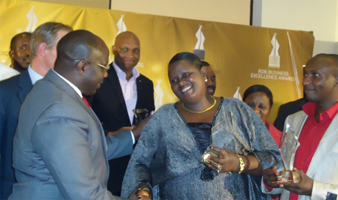 Minisitiri w'intebe ashimira uhagarariye COPROVIBA, sosiyete yabaye iya mbere mu ziciriritse (best SME).