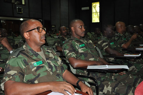 Abasirikare biga mu ishuri rya Nyakinama bakurikiye ibiganiro.