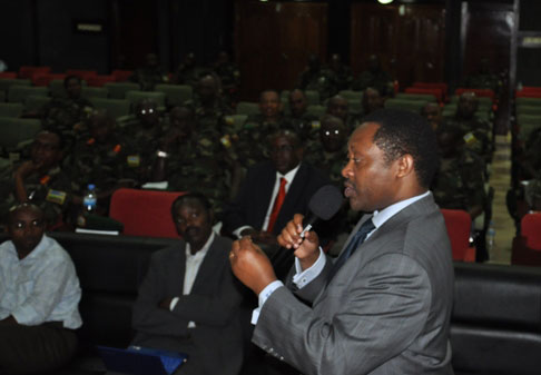 Prof. Shyaka Anastase, umuyobozi w'ikigo cy'igihugu cy'imiyoborere atanga ikiganiro i Nyakinama.