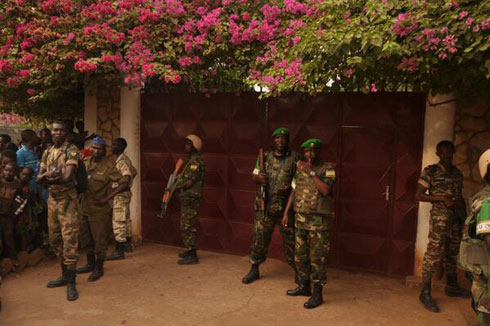 Lt Col Karangwa agenzura niba abasirikare ba RDF barinze neza umutekano ku icumbi rya Perezida mushya wa Centrafrique, Catheline Panza.