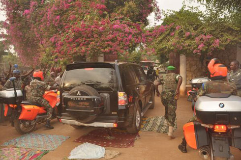 Abasirikare ba RDF barinze umutekano ku icumbi rya Perezida mushya wa Centrafrique.
