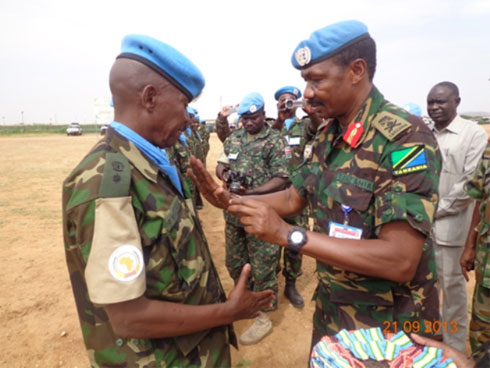 Umwe mu basirikare b'u Rwanda yambikwa umudari w'ishimwe i darfur.