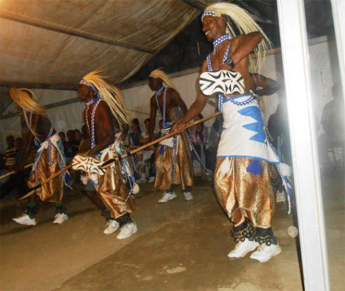 Banakoze igitaramo berekana ibijyanye n'umuco wo mu Rwanda.