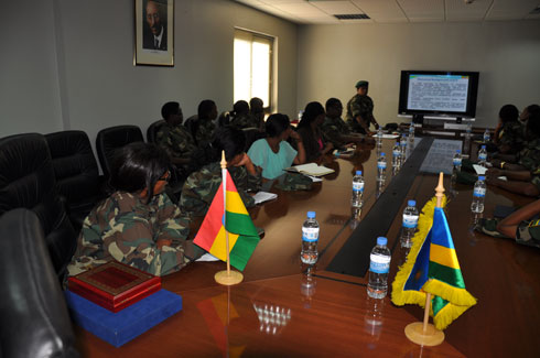 Abasirikare bo muri Ethiopia b'abagore basobanurirwa uruhare rw'abasirikare b'abagore mu iterambere ry'u Rwanda.