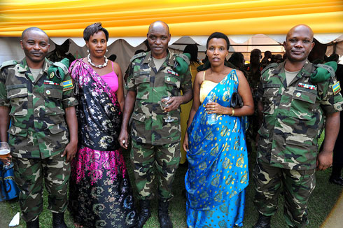 Imiryango y'abarangije bari baje kwifatanya nabo.