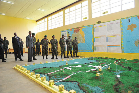 Perezida Kagame yerekwa bimwe mu byo abasirikare bifashisha mu masomo.