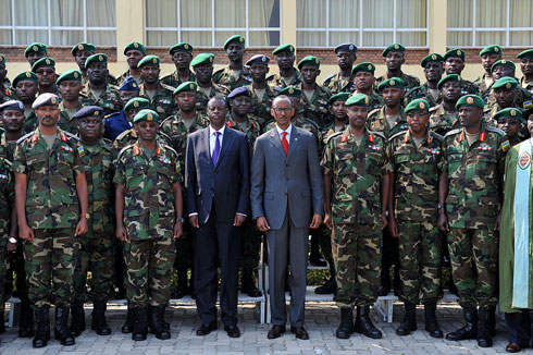 Perezida Kagame hamwe n'abayobozi bakuru mu gisirikare bafata ifoto y'urwibutso hamwe n'abarangije amasomo.