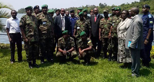 Abanyeshuri ba RDF Command and Staff College n'abayobozi batandukanye mu Ntara y'Iburengerazuba n'akarere ka Karongi