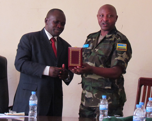 Umuyobozi w'akarere ka Gicumbi, Mvuyekure Alexandre, ashyikirizwa impano n'uwari uyoboye abanyeshuri bo muri RDF Command Staff College. (Foto: E.Musanabera)